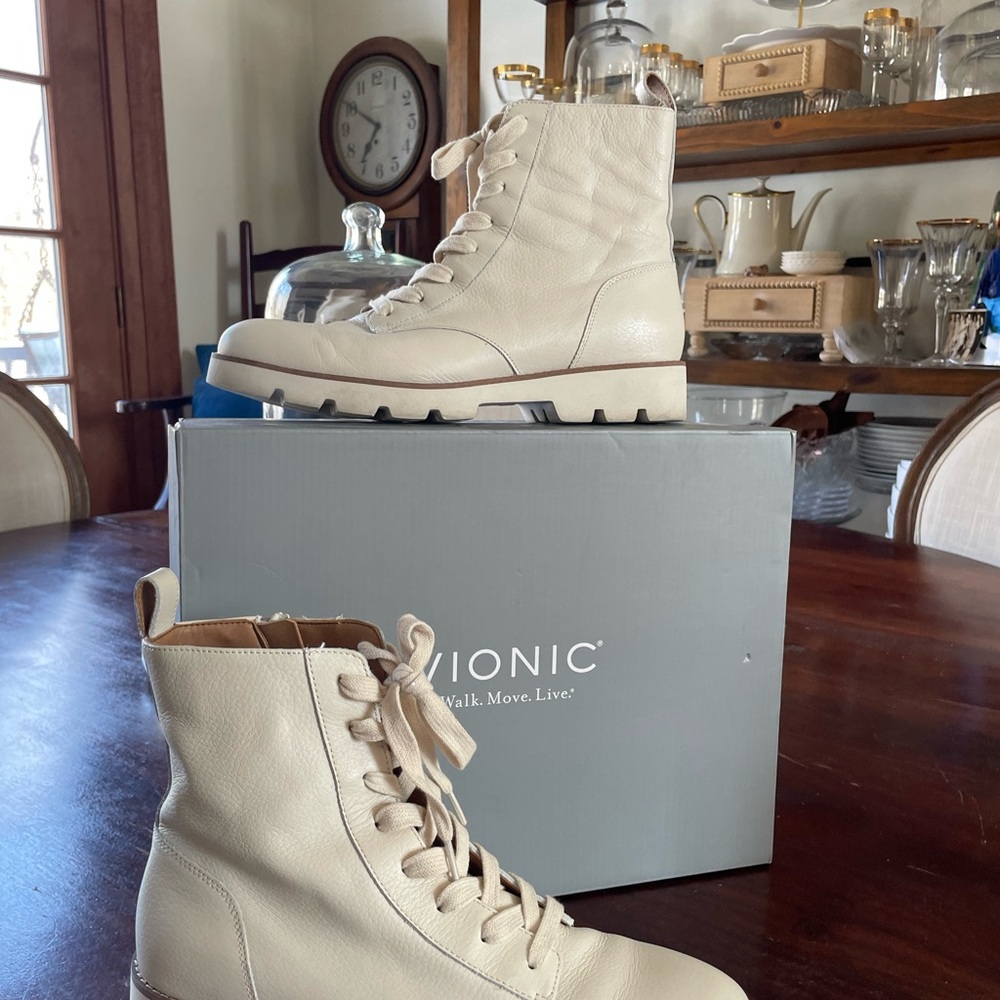 Vionic Cream Lace-Up Women's Boots